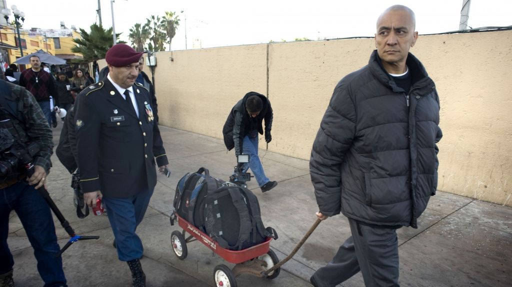 Vuelve legalmente a EEUU veterano deportado y luego perdonado en California