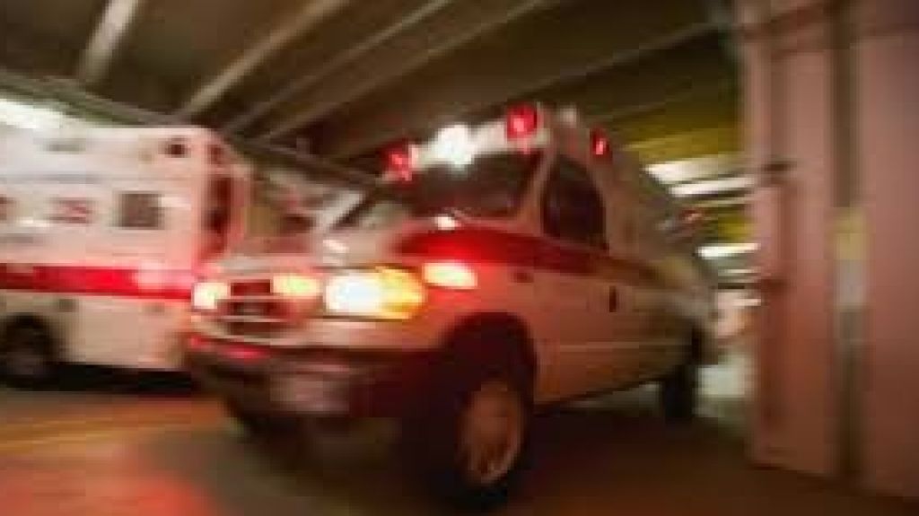  Menor recibe descarga eléctrica al trepar árbol en Villalba 