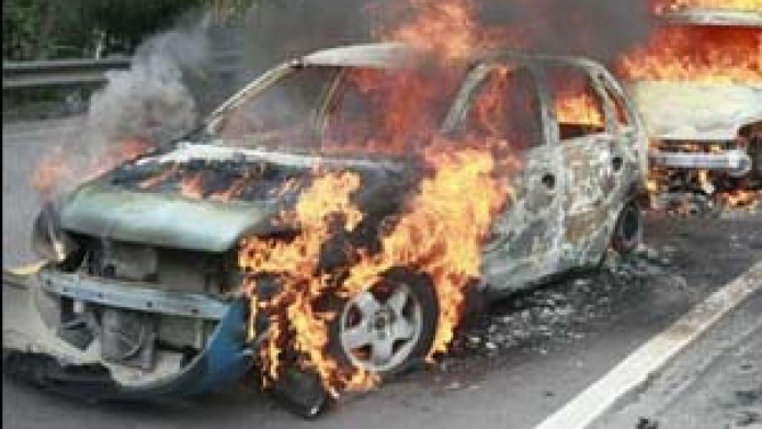 INCENDIO MALICIOSO DE 2 AUTOS EN ESTACIONAMIENTO DE CONDOMINIO EN SAN JUAN
