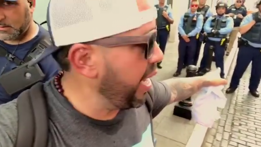  Video: Molusco saca la cara por los polic&iacute;as y pide respeto para los polic&iacute;as durante la manifestaci&oacute;n 