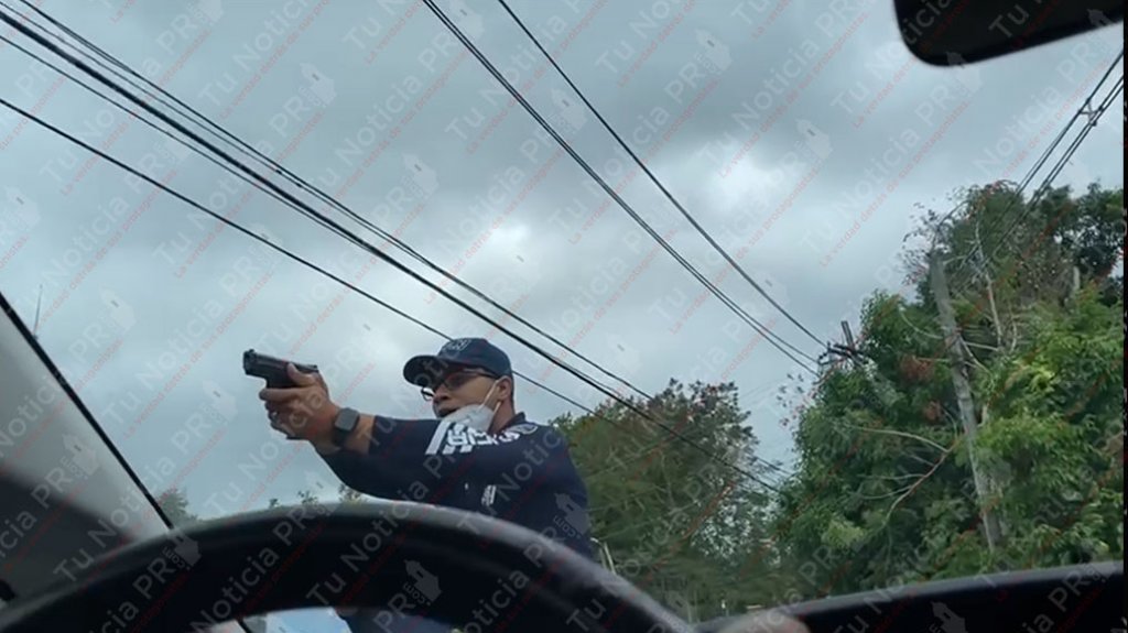  Video: Momento en que conductor choca patrullas de la polic&iacute;a en San Juan para evitar ser detenido 