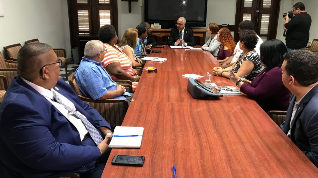  Secretario de la Gobernaci&oacute;n junto a secretario de DTOP se re&uacute;ne con l&iacute;deres comunitarios del residencial Luis Llorens Torres y salen con programa radial 