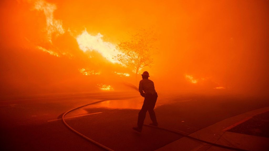  Fuegos en California cobran una vida y amenazan a 100,000 casas 