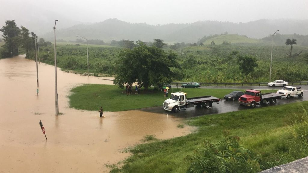  Video: R&iacute;o Blanco fuera de su cauce, lo que obliga al rescate de varias personas, mientras municipio de Naguabo est&aacute; sin energ&iacute;a el&eacute;ctrica 