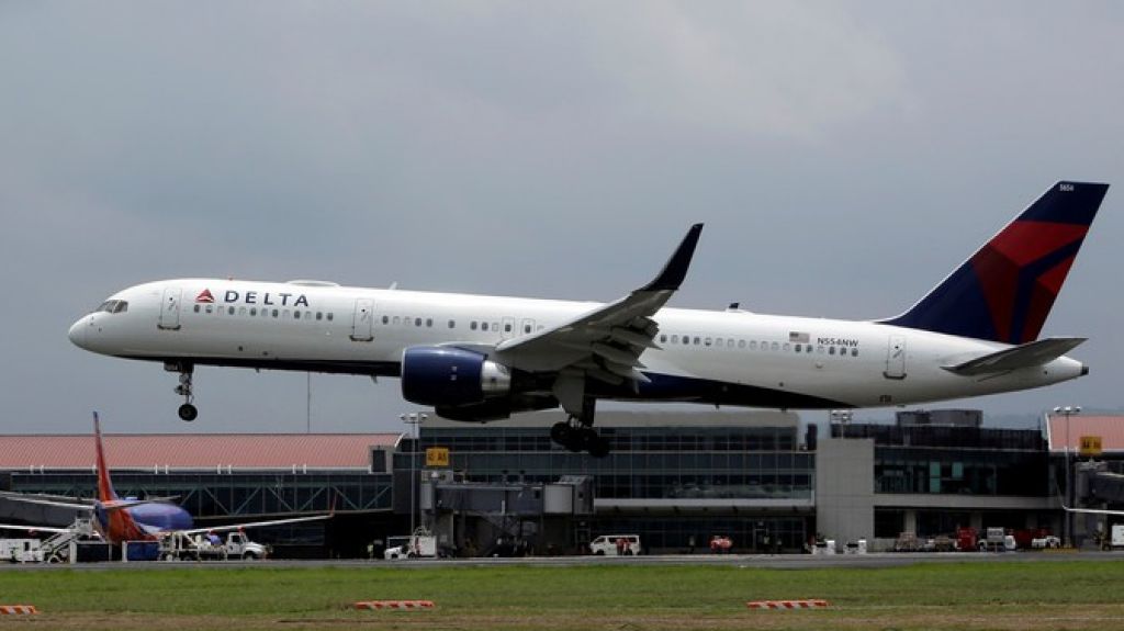  FOTOS: Un avi&oacute;n de Delta Airlines sufre da&ntilde;os en el fuselaje durante un aterrizaje forzoso en una isla portuguesa 