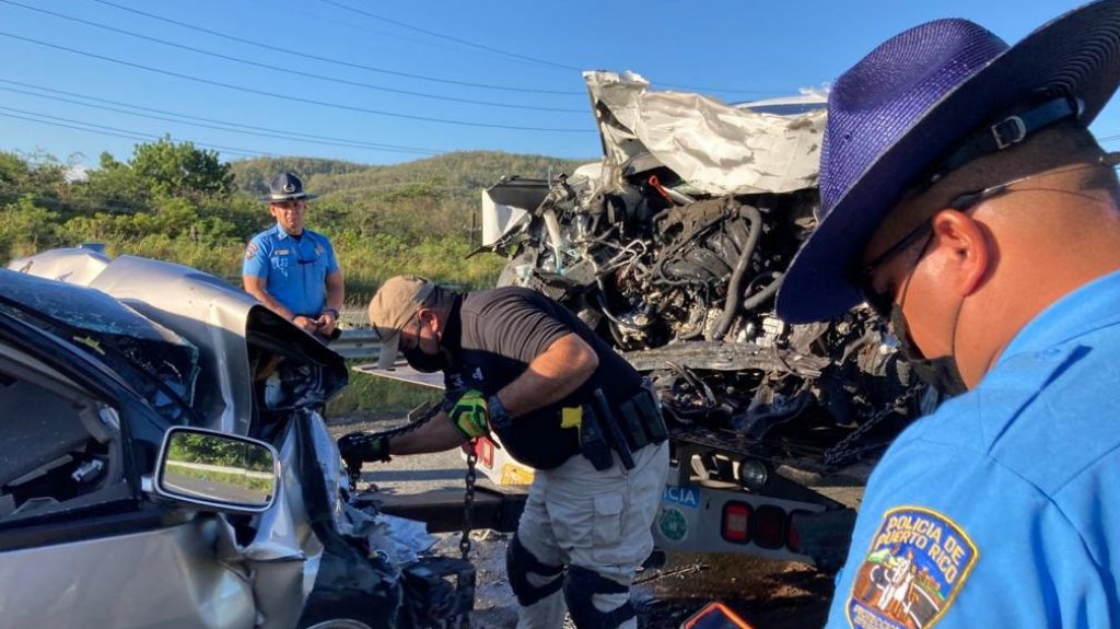  Fotos: As&iacute; qued&oacute; el auto donde muri&oacute; conductor de 18 a&ntilde;os en accidente en Yauco 