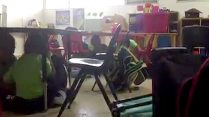 Video: Imágenes muestran como niños de "Kinder" en escuela en residencial de San Juan se cubre por tiroteo 