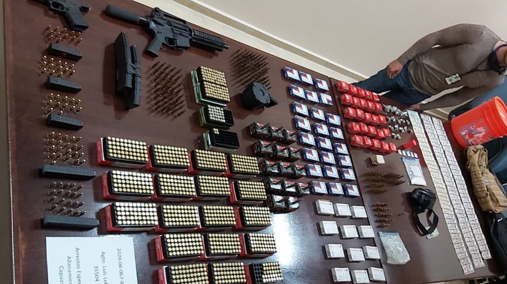  Arrestan a tres personas con armas autom&aacute;ticas y municiones como para la &ldquo;Guerra&rdquo; en San Lorenzo 