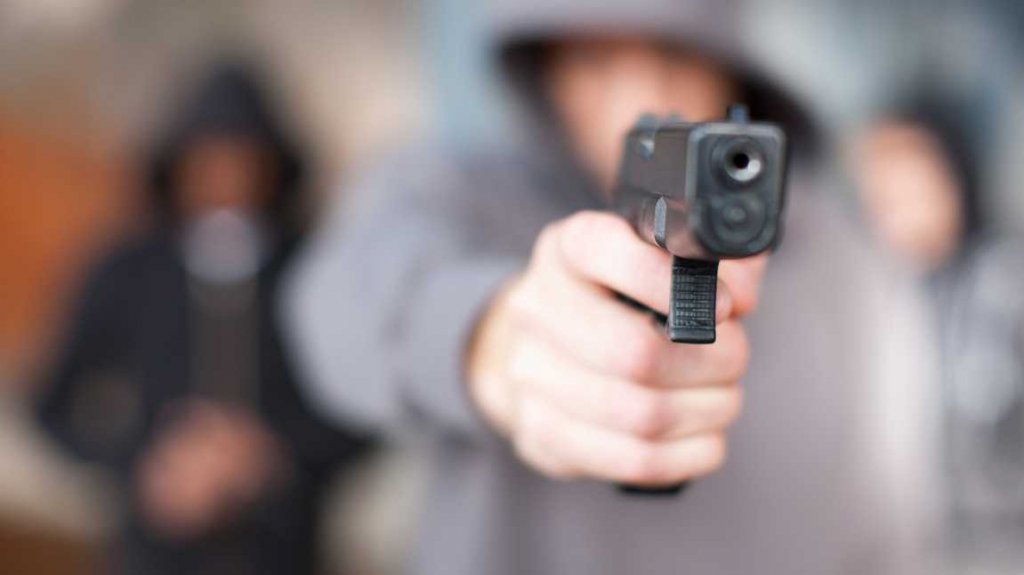  Le roban la guagua a punta de pistola a un m&eacute;dico en Santurce 