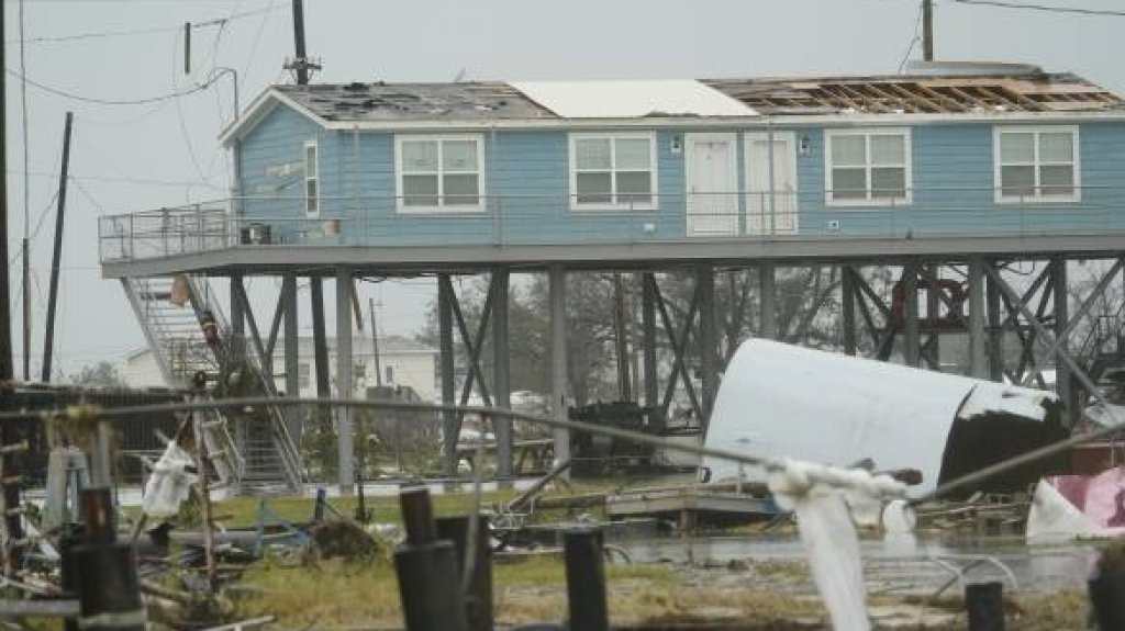  Laura causa 11 muertes y apagones que podr&iacute;an durar semanas 