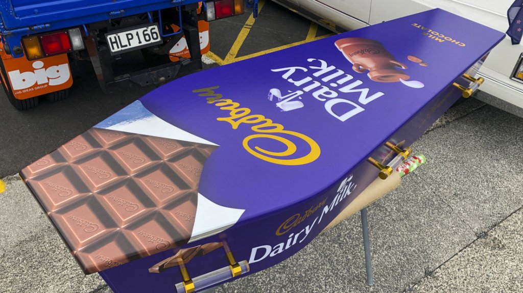  Funerales &ldquo;a todo color&ldquo;: un neozeland&eacute;s fabrica llamativos ata&uacute;des con forma de d&oacute;nut, velero o tableta de chocolate 