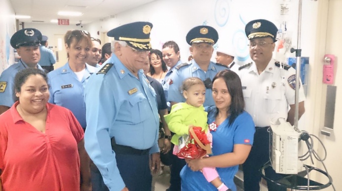 Policias visitan niÃ±os del Hospital HIMA en Caguas