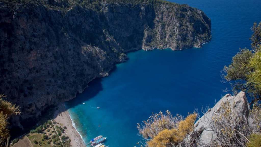  Su esposa embarazada se tomaba &ldquo;selfies&rdquo; en la empuj&oacute; por un risco para cobrar el seguro 