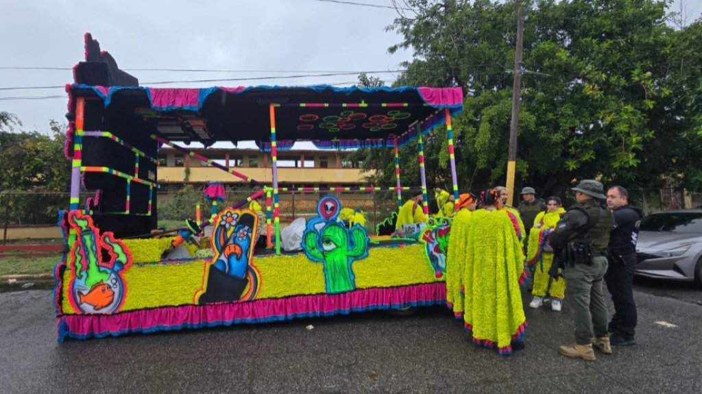  Video: Arresta a 3 hombres y una mujer con un rifle y 3 pistolas en una carroza del festival de las m&aacute;scaras en Hatillo 