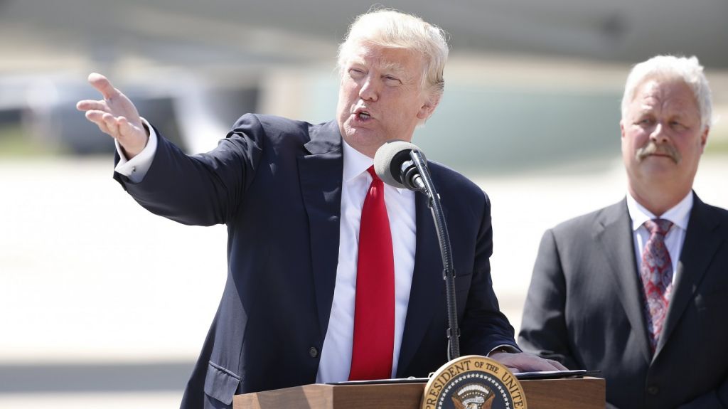  Trump arremete contra l&iacute;deres "corruptos" de Puerto Rico ante crisis pol&iacute;tica 