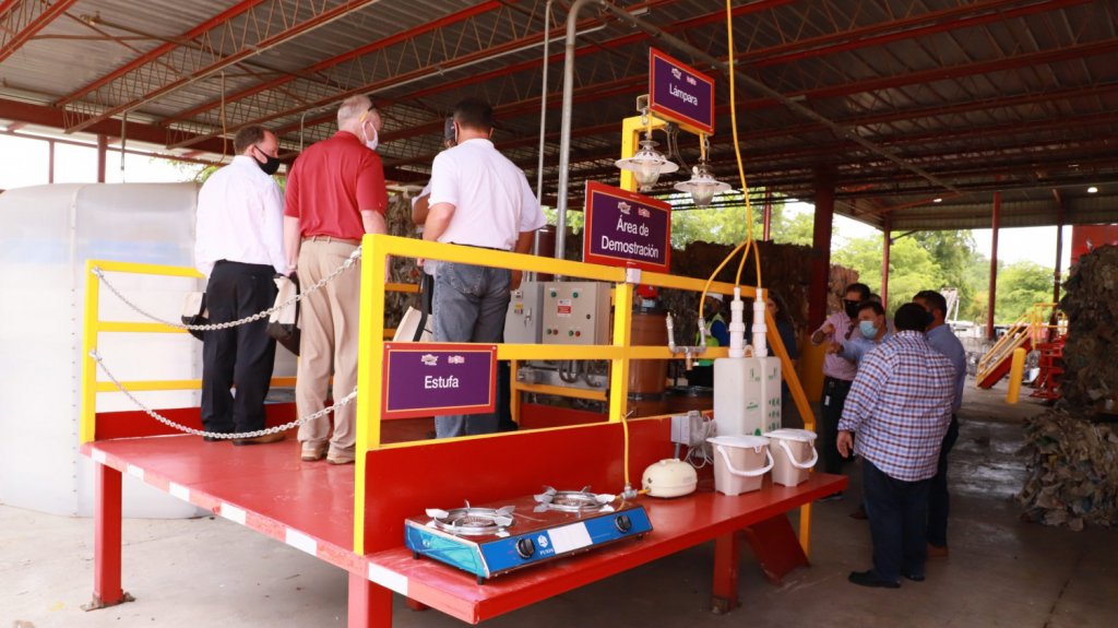  Representantes de Casa Blanca visitan el sistema de relleno sanitario de Carolina 