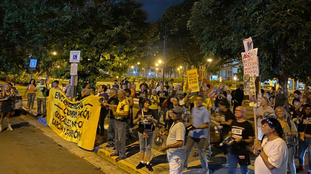  Pensionados piden la renuncia de &ldquo;Tres Palitos&rdquo; a cacerolazo limpio 