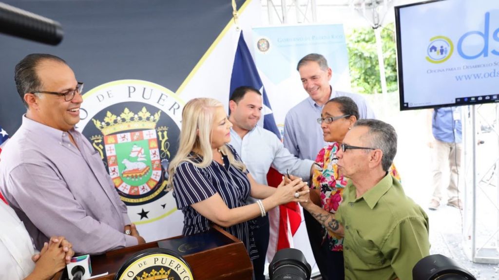  Matrimonio recibe las llaves de su nuevo hogar en las Parcelas Fal&uacute; 