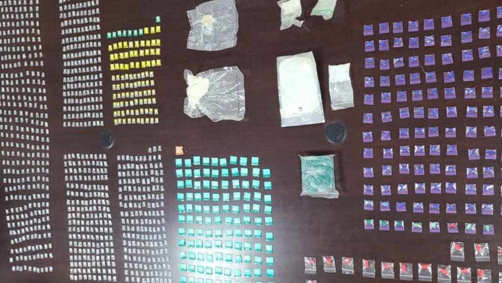  Polic&iacute;a ocupa 1,200 piezas de drogas y una pistola en residencial de Santa Isabel 