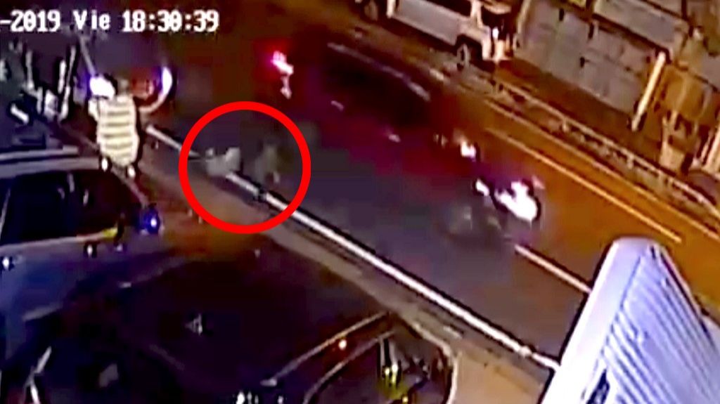  En video momento en que un veh&iacute;culo impacta un peat&oacute;n en Guaynabo y el conductor huye 