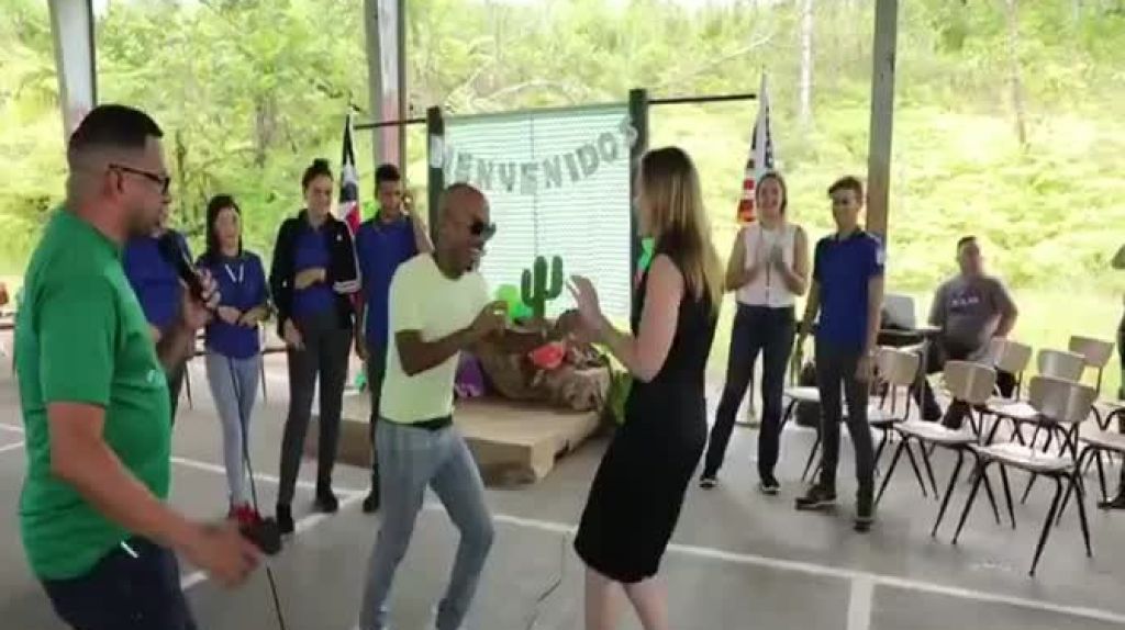  Video: Secretaria de educaci&oacute;n Julia Keleher, &rlm;se tira par de pasos de Salsa en escuela de Corozal 