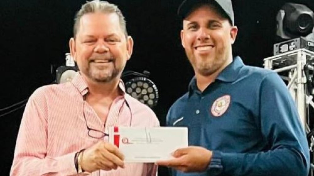  Empleados de Quebradillas reciben 300 d&oacute;lares de bono de verano 