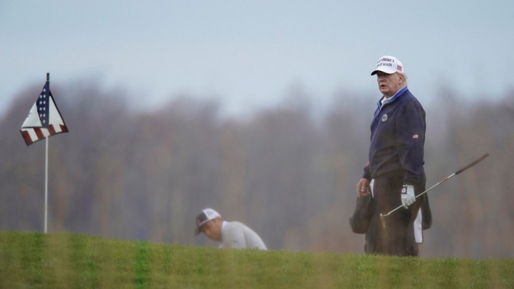  Donald Trump aparece en su campo de golf mientras avanza el juicio pol&iacute;tico en su contra 