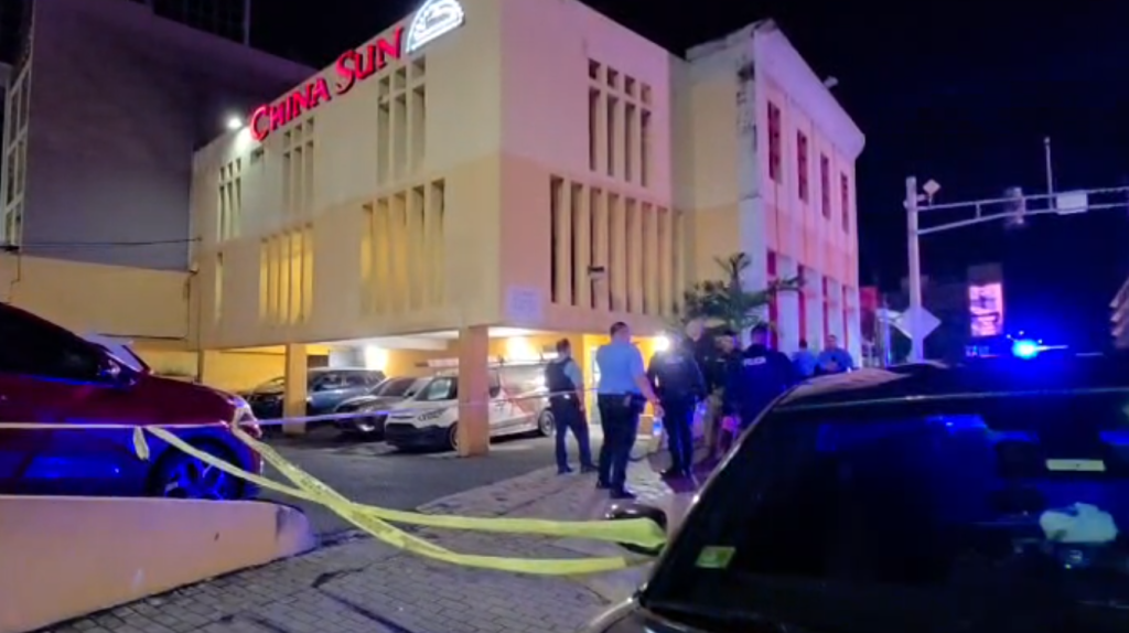  Video: Identifican a hombre asesinado en estacionamiento de restaurante en Santurce 