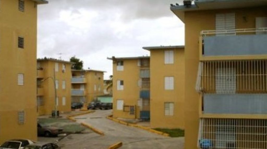  Encuentran tres ni&ntilde;os solos y desnudos en residencial de San Juan 