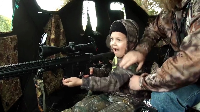 Video: Un papÃ¡ orgulloso de su hija de 7 aÃ±os, disparando a un ciervo por primera vez