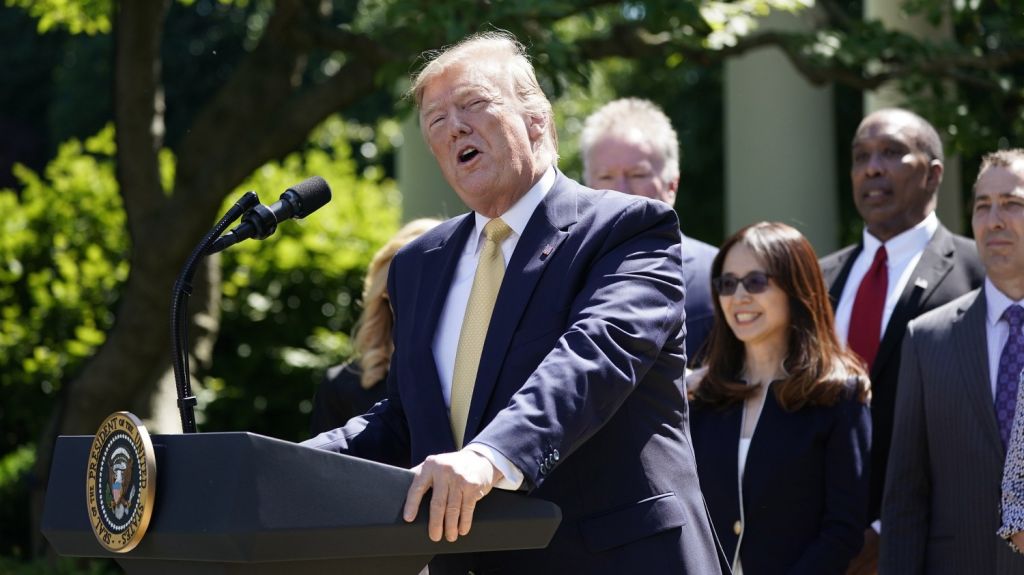  Trump eleva la tensi&oacute;n con Ir&aacute;n, pero mantiene la esperanza de negociar 