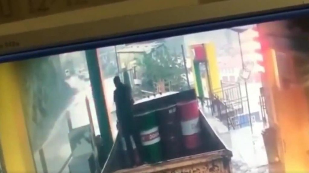  VIDEO:Un hombre se salva por centímetros de ser aplastado por una enorme roca en una gasolinera 