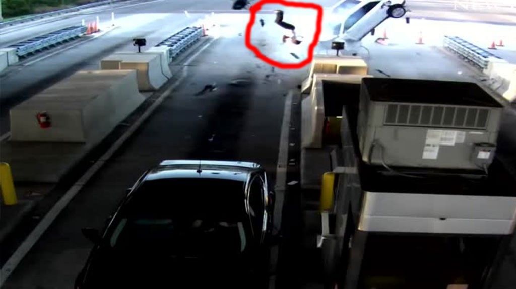  Video desgarrador muestra el momento en que un auto choca contra una plaza de peaje en la autopista de Florida 