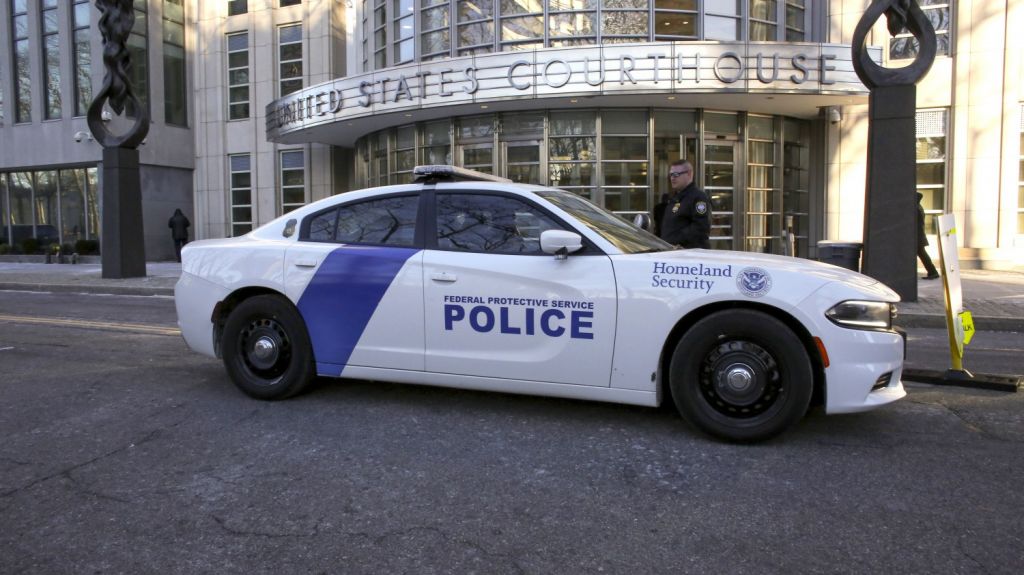  La Fiscal&iacute;a acusa al magnate Epstein de crear red para abusar de ni&ntilde;as 