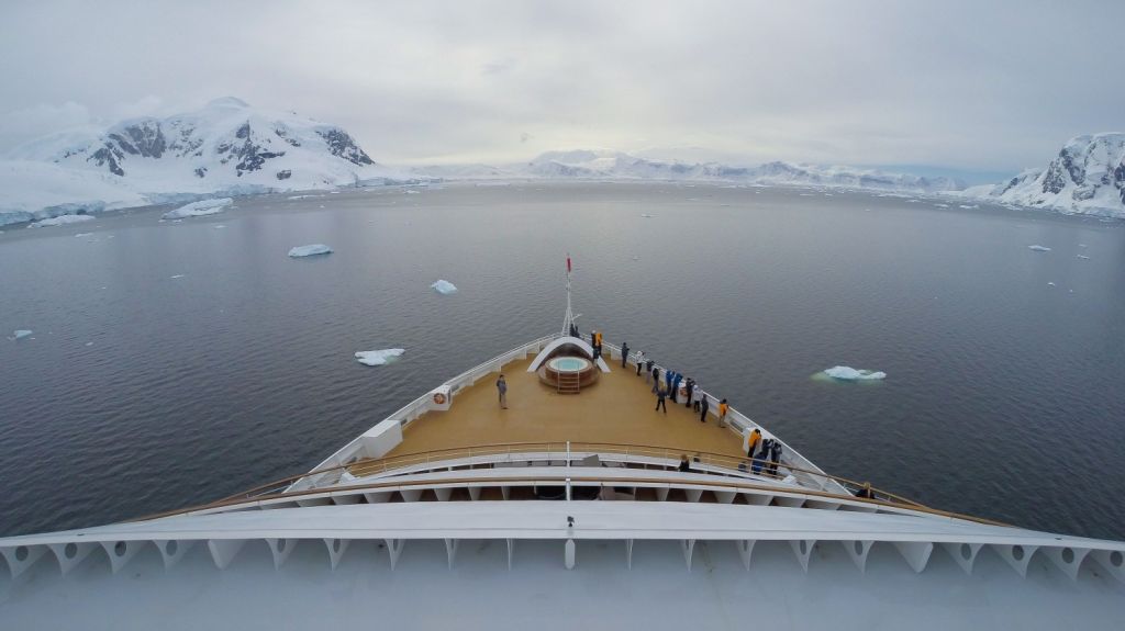  Los cruceros de expedici&oacute;n de lujo dan un paso m&aacute;s incluyendo submarinos 