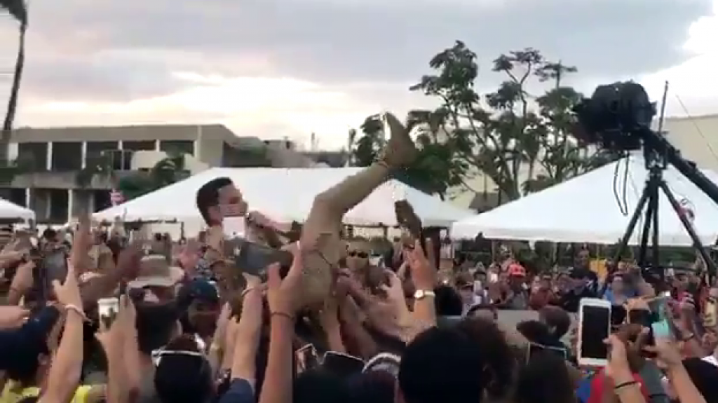 Video: Levantan en brazos a Tito el Bambino durante el teletÃ³n, pero lo dejaron caer 