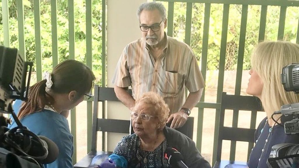  Llevan vacunación contra la influenza a los centros de envejecientes a través de la isla 