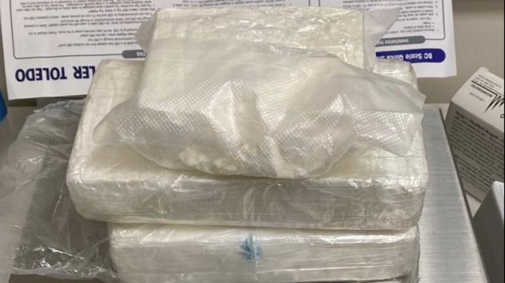  Se fueron con los federales dos hombres a los que le &ldquo;pillaron&rdquo; par de kilos en un carro en Ponce 