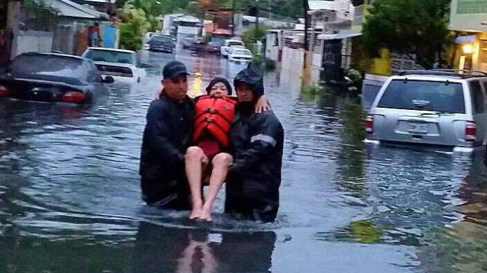 Rescatan personas atrapadas en sus residencias tras intensas lluvias en San Juan 