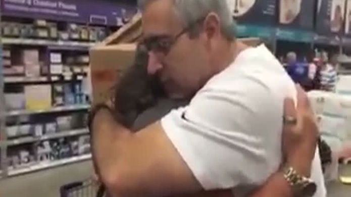 Video: Mujer desesperada por una planta elÃ©ctrica para enfrentar el HuracÃ¡n Irma, encontrÃ³ su "Ã¡ngel de la guarda" 