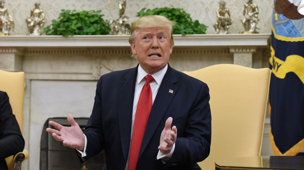  Trump critica "enfermiza alianza" de la prensa con "grosera" congresista Omar 