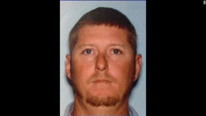 A pesar de grilletes y esposas, presunto homicida escapa durante traslado en Georgia