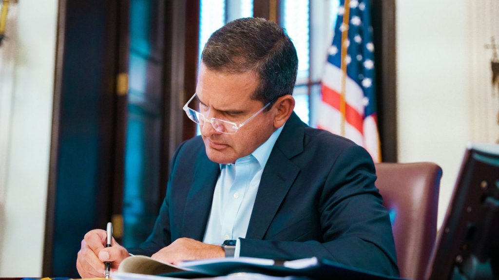  Gobernador firma proyecto de Administración para acelerar trámites de título de propiedad a afectados por huracanes de 2017 y terremotos de 2020 