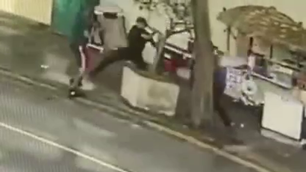  VIDEO: Comerciante en Santurce se enreda a pelear con ladr&oacute;n que portaba un cuchillo 