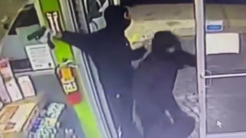  Video: Se buscan estos sujetos que asaltaron gasolinera en Bayam&oacute;n 