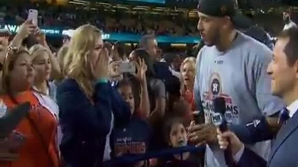 Video: Carlos Correa le pide matrimonio a su novia luego del triunfo de los Astros 