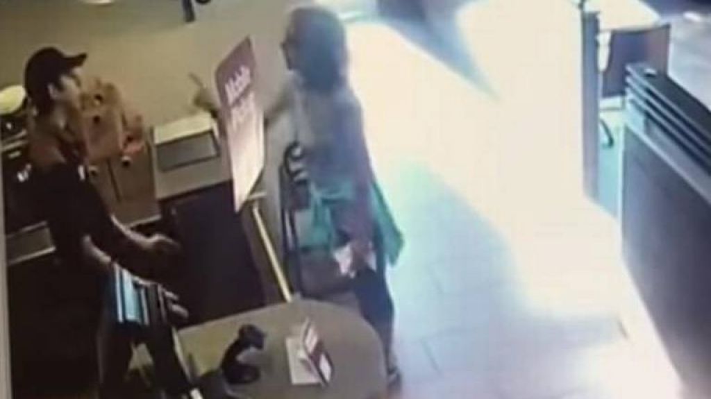  Video: Cuando el cuerpo dice "s&iacute;" pero el empleado "no". Hizo sus necesidades en plena cafeter&iacute;a y quiso repartir 