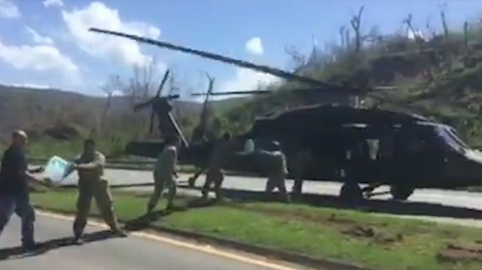 Video: Espectacular llegada a Utuado, de militares en helicÃ³pteros a repartir agua y comida 