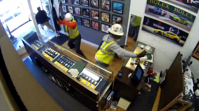 Video: Ladrones disfrazados como trabajadores de la construcciÃ³n intentan robar una joyerÃ­a en California