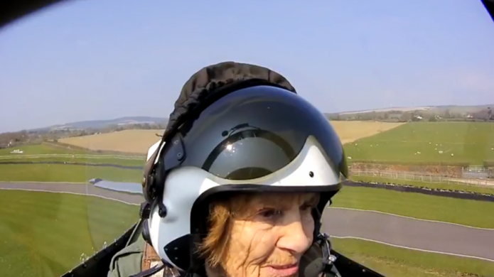 Una piloto de la Segunda Guerra Mundial vuela de nuevo a los 92 aÃ±os